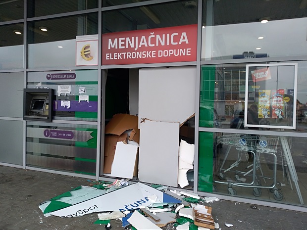 ФИЛМСКА ПЉАЧКА У НОВОМ САДУ: Колима улетели у мењачницу кроз излог, па однели сеф и друге вредне ствари

